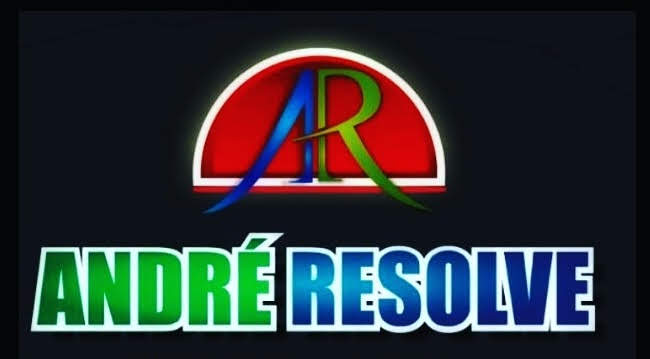 Em um retângulo preto, a imagem da logomarca de André Resolve com o nome André Resolve abaixo. A logomarca contem as iniciais A e R, de André Resolve, estilizadas, a frente de um arco vermelho com bordas brancas, simbolizando o nascer do sol, sendo que a letra A em azul e a letra R em verde, ambas as letras também com contornos brancos. Abaixo o nome estilizado: André Resolve, em caixa alta, sendo que o primeiro nome: André, está verde e o segundo nome: Resolve, em azul, ambos com contornos brancos.